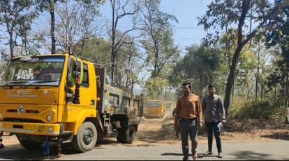 जब्त किए गए टिप्पर और जेसीबी।