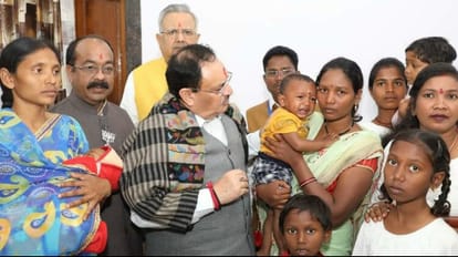 भाजपा राष्ट्रीय अध्यक्ष जेपी नड्डा ने नारायणपुर में पार्टी नेता के परिवार से मुलाकात की।