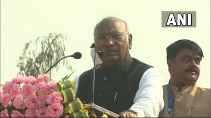 Lok Sabha Elections 2024: खरगे का दावा- केंद्र में बनेगी कांग्रेस के नेतृत्व वाली सरकार, BJP पर लगाया यह आरोप कांग्रेस अध्यक्ष मल्लिकार्जुन खरगे।