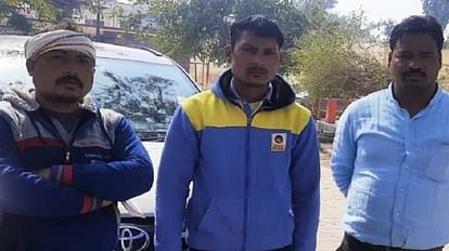 Hathras News: पेट्रोल पंप के सेल्समैन के साथ मारपीट, मुकदमा दर्ज मुरसान कोतवाली में शिकायत करने आये विजय कुमार, सेल्समैन सत्येंद्र व अजब सिंह।