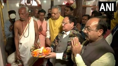 मां दंतेश्वरी देवी की पूजा अर्चना करते बीजेपी अध्यक्ष जेपी नड्डा