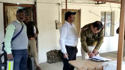 गंज थाना में फॉरेंसिक जांच के दौरान फॉरेंसिक अधिकारी और पुलिसकर्मी