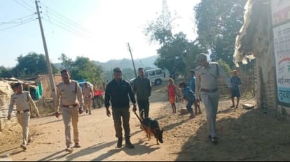 डॉग स्क्वॉड के साथ जागरुकता के लिए निकली वन विभाग की टीम।