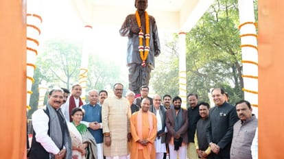 पुण्यतिथि: मुख्यमंत्री योगी बोले, दीनदयाल उपाध्याय के सपनों को साकार कर रही डबल इंजन सरकार मुख्यमंत्री योगी आदित्यनाथ व अन्य।
