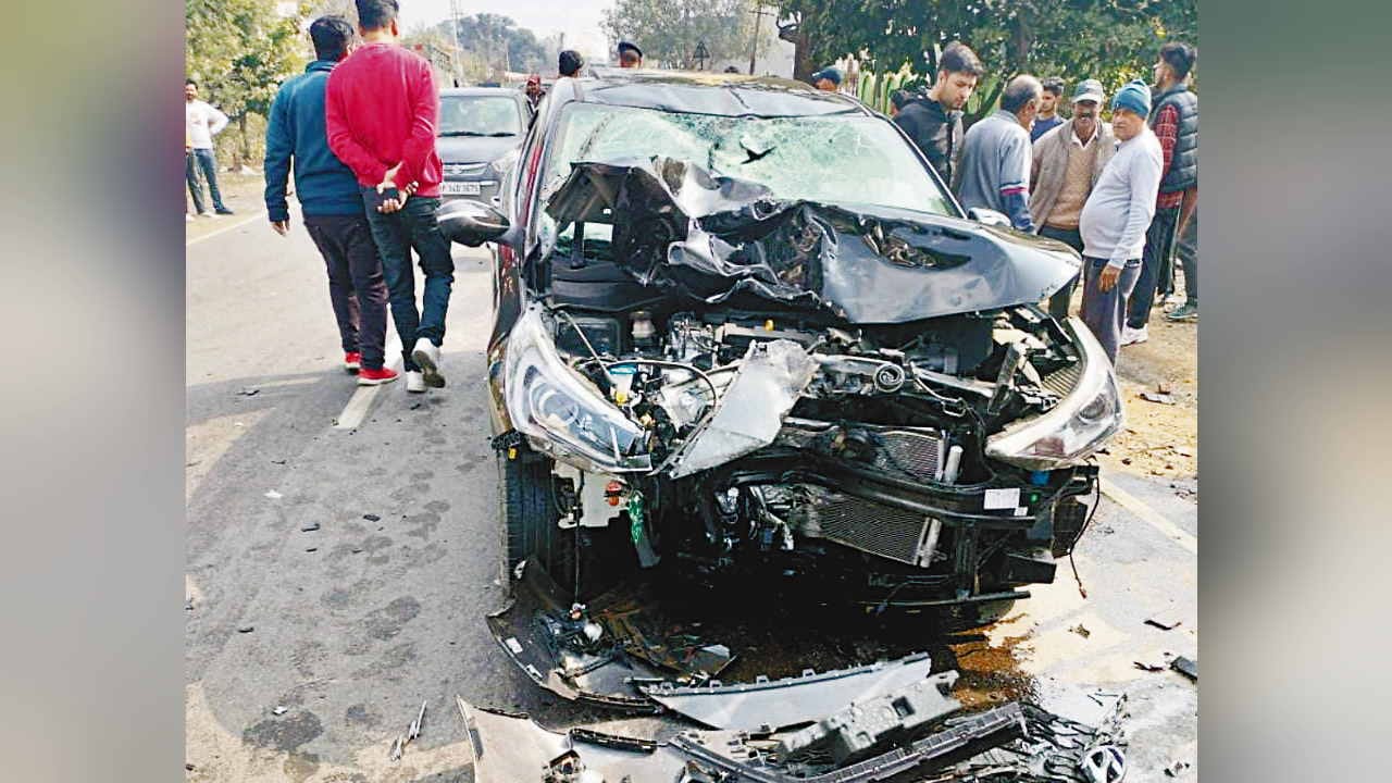 Road Accident kangra: Class 12 student died, another injured in car-bike collision