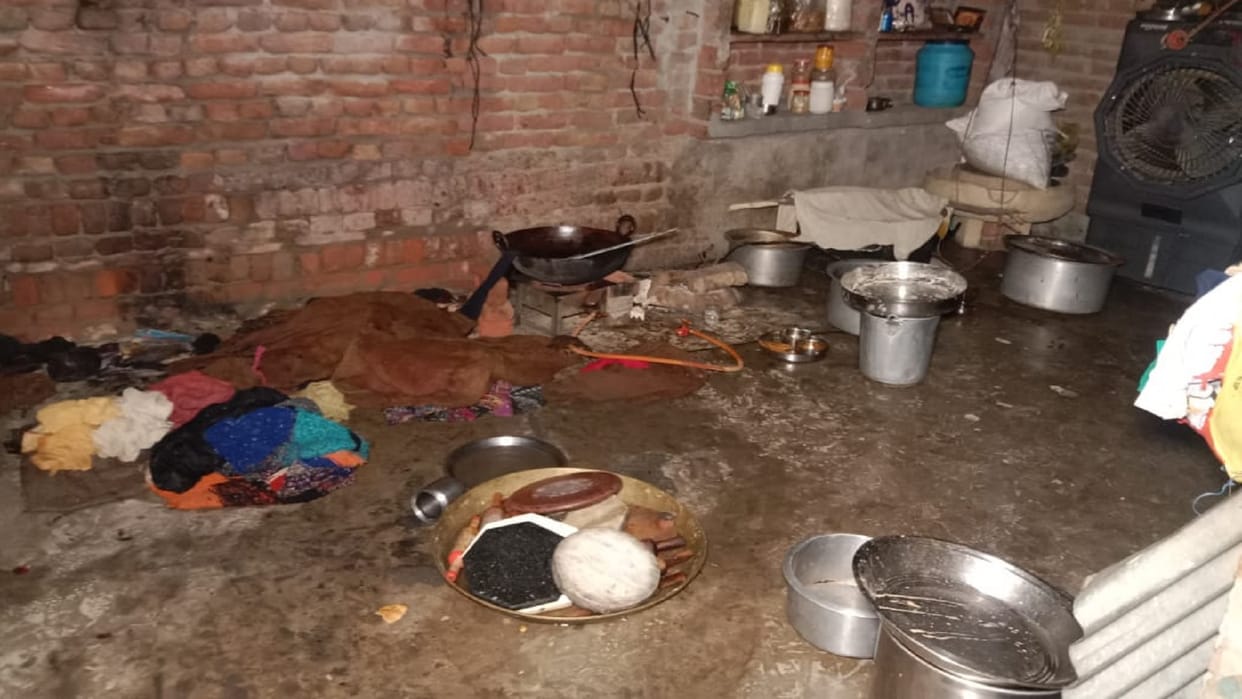 fire broke out in cylinder while cooking in Agra girl jumped from the roof to escape