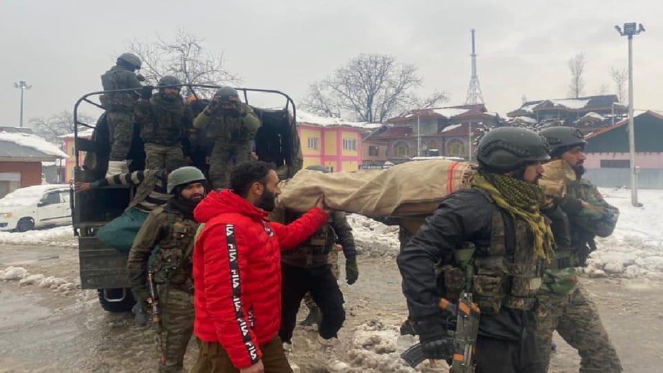 Jammu Kashmir: Amidst snowfall Kupwara army extended a helping hand, sent pregnant woman hospital