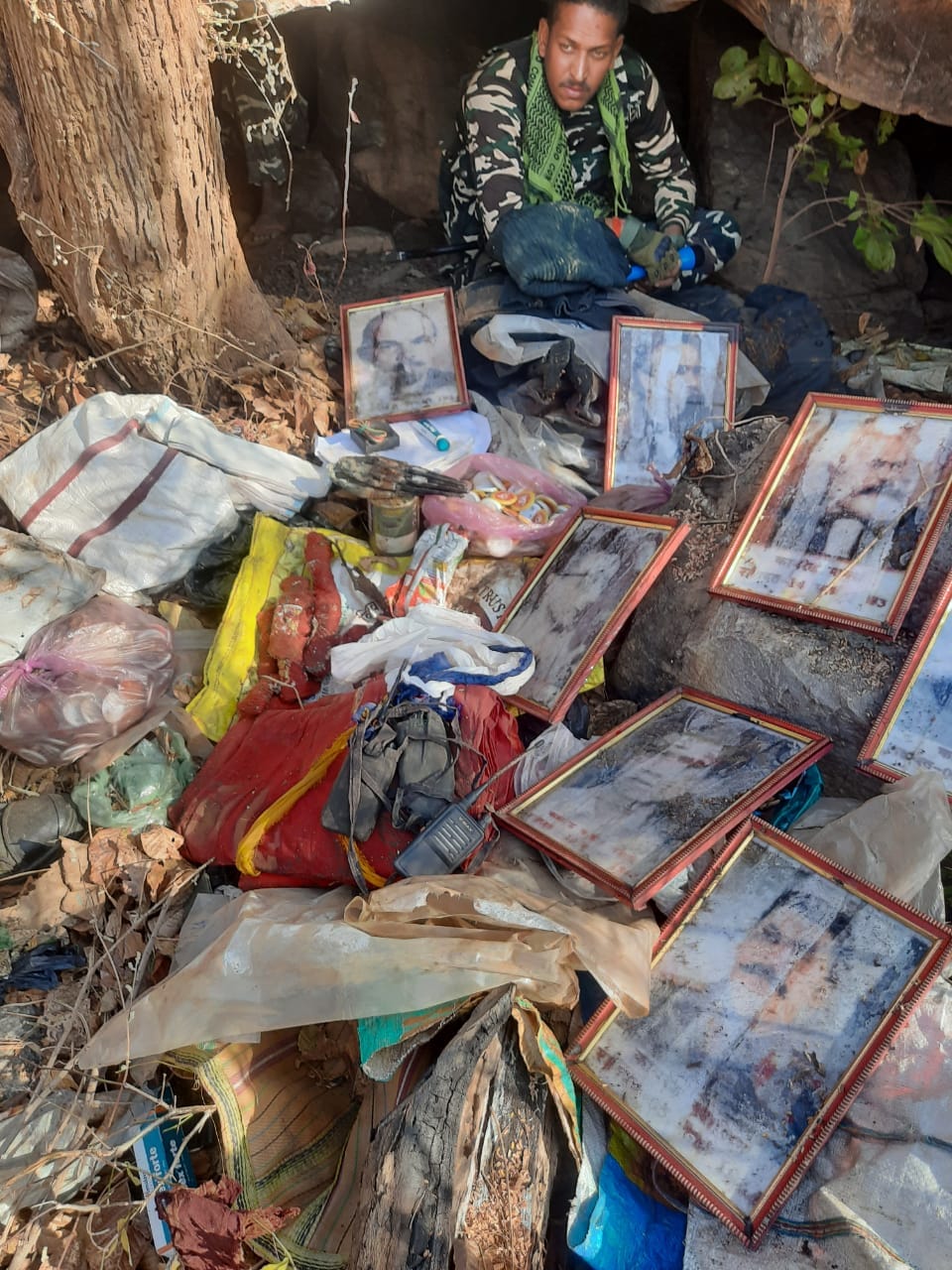 Bihar: Firearms-walkie-talkie inside the caves in the forest... Naxalites' cache was caught in Lakhisarai