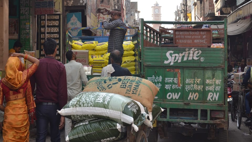 No entry system failed in Hathras city big vehicles entering inside defiantly