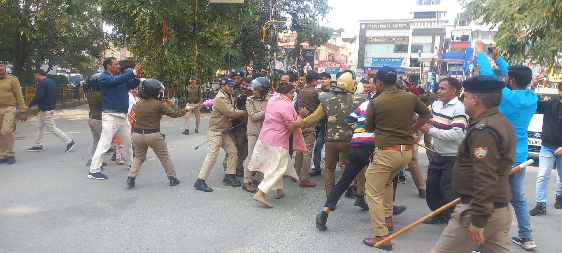 UKPSC Paper unemployed youth and Congress Protest continues against lathicharge Dehradun uttarakhand news