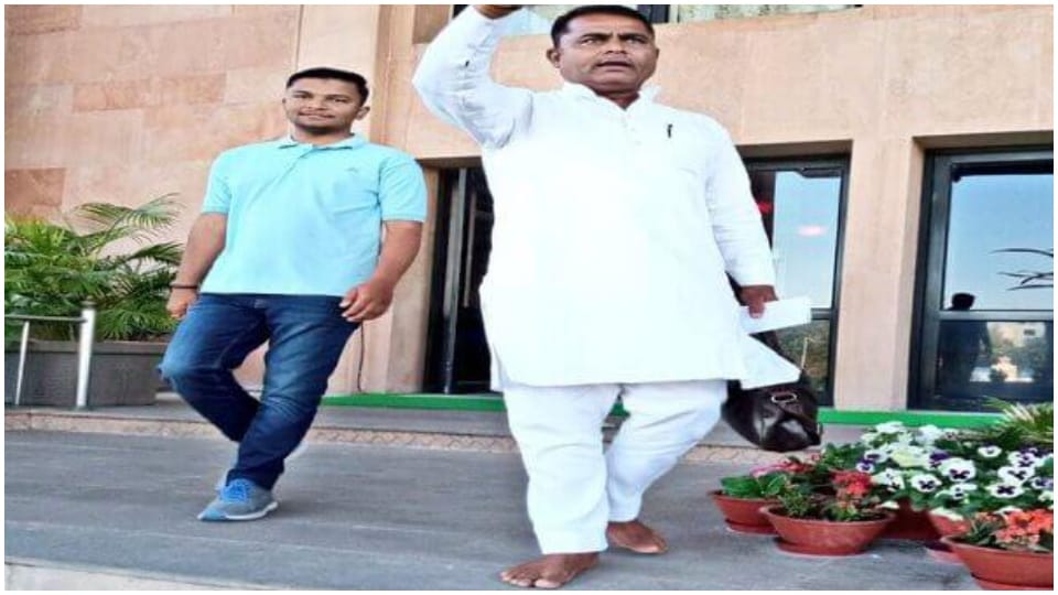 Congress MLA Madan Prajapat not wear shoes angry with CM Gehlot for not declaring Balotra as district