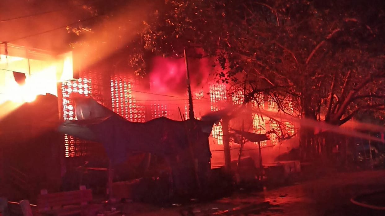 Delhi Fire broke out at PNB bank in Karol Bagh