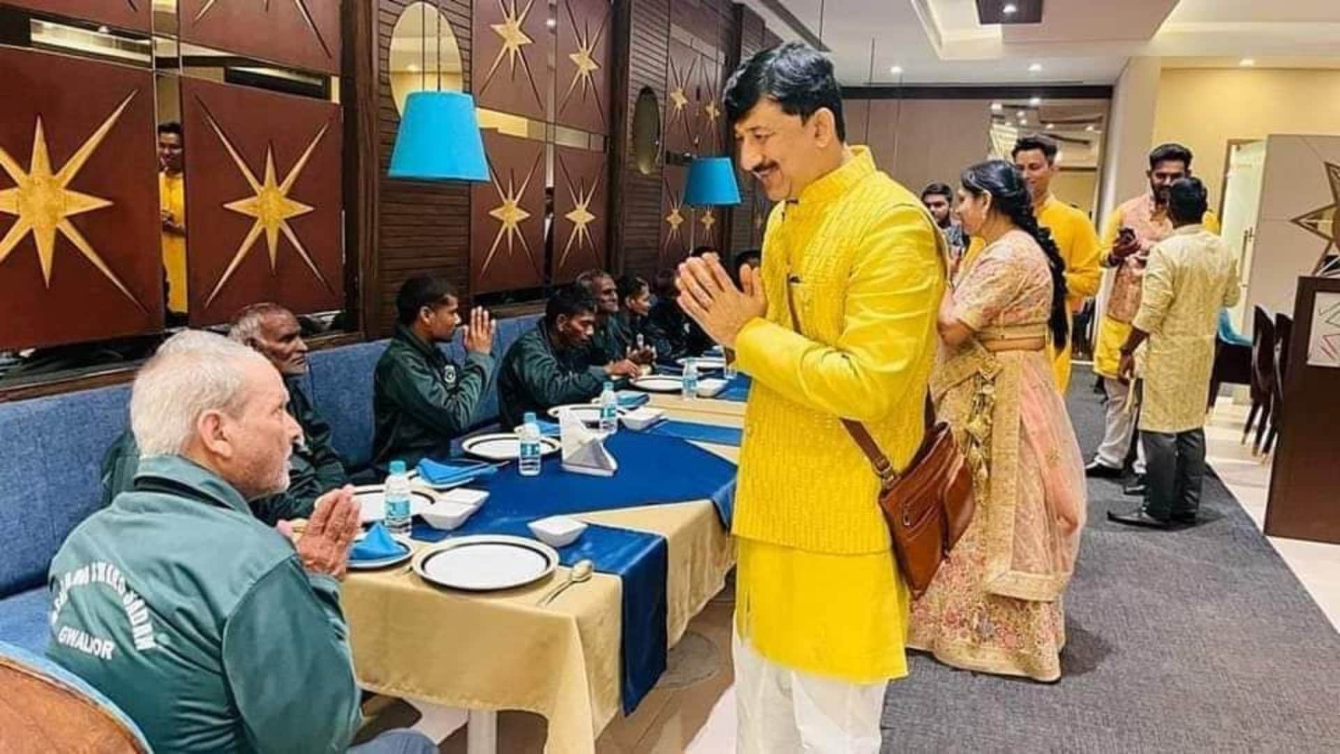 Gwalior ias kishor kanyal wins poor people heart invite them on shahi lunch in 3 star hotel look at emotional