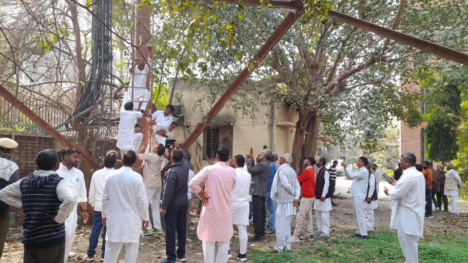 Protest of sarpanches against e-tendering and right to recall continued in Sonipat