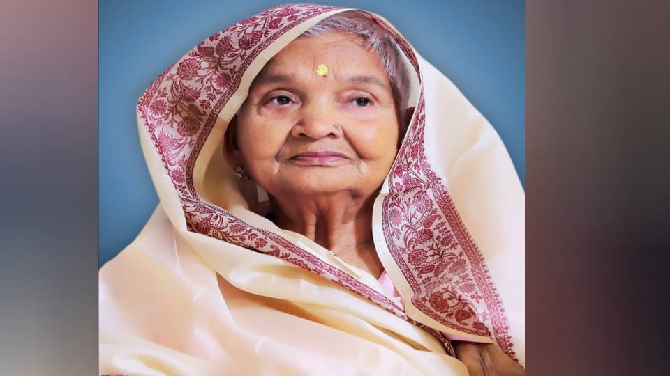 Uttar Pradesh Culture and Tourism Minister Jaiveer Singh mother Maya Devi passed away in Firozabad