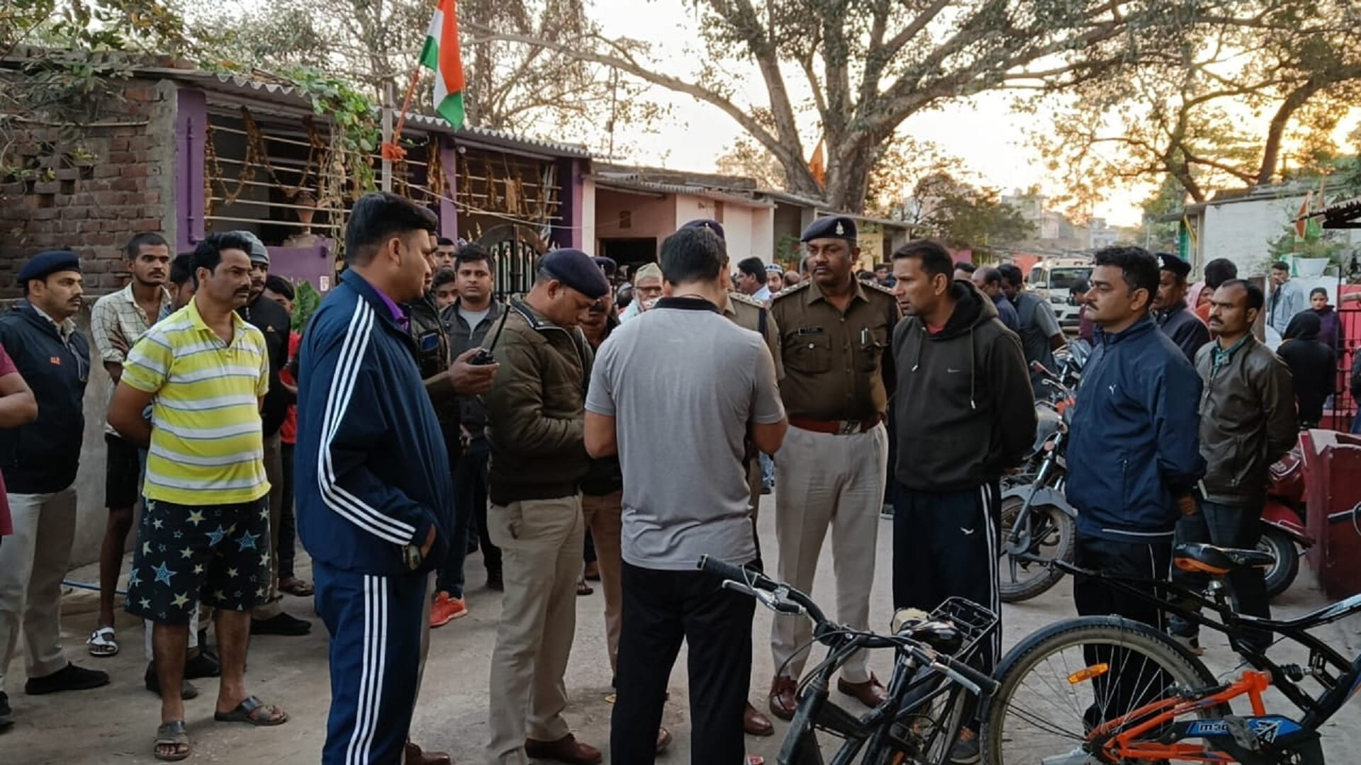 मौके पर जांच करती पुलिस।
