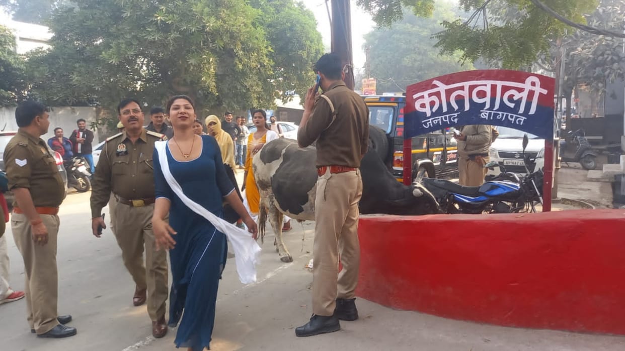 Clash between eunuchs over border dispute in Baghpat and four people injured