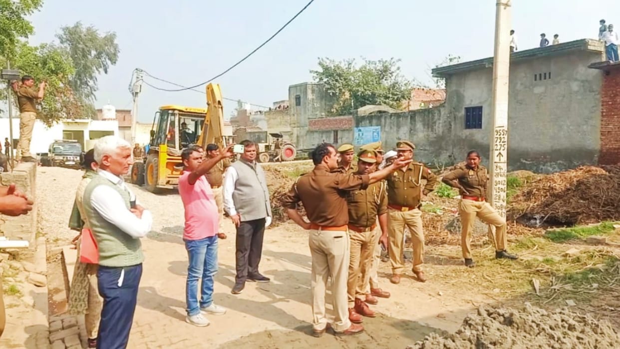 Muzaffarnagar: revenue department team got the illegal land freed from the possession of the village head