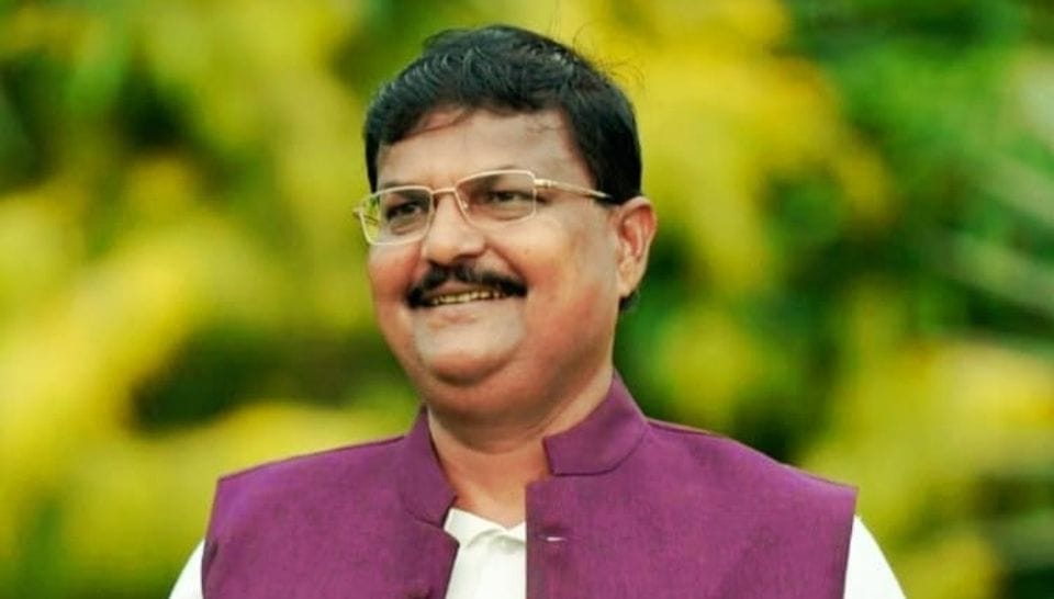 arrest warrant issued against former Congress mp sansad premchand guddu and wife asha bourasi