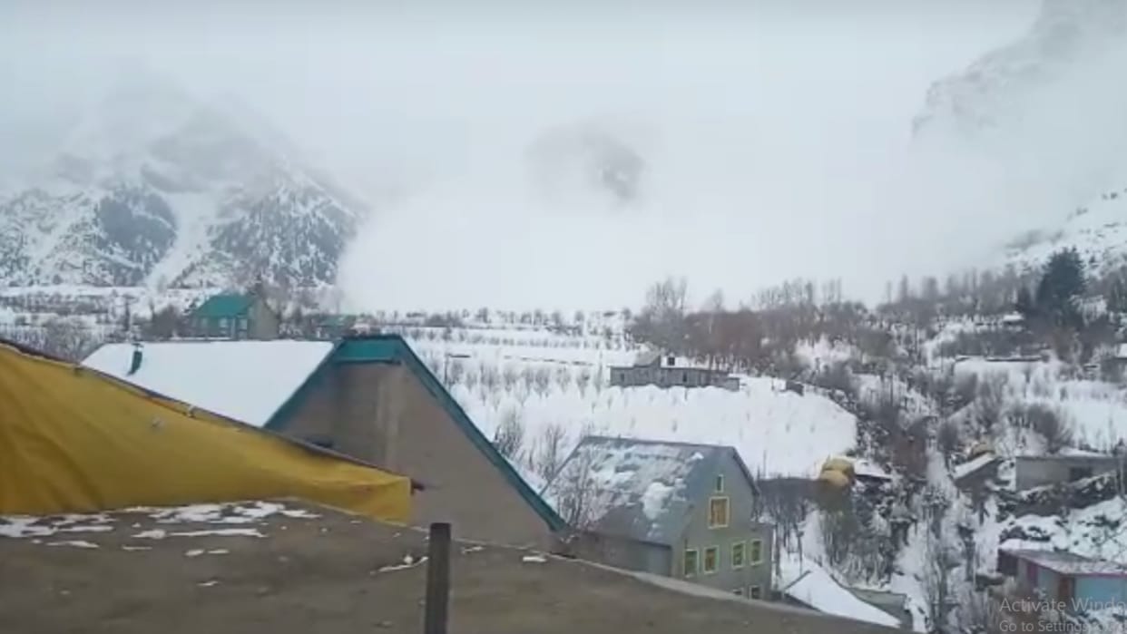 Heavy snowfall in Lahaul-Spiti, Kinnaur, Chamba, and Kullu 216 roads including 3 national highways closed