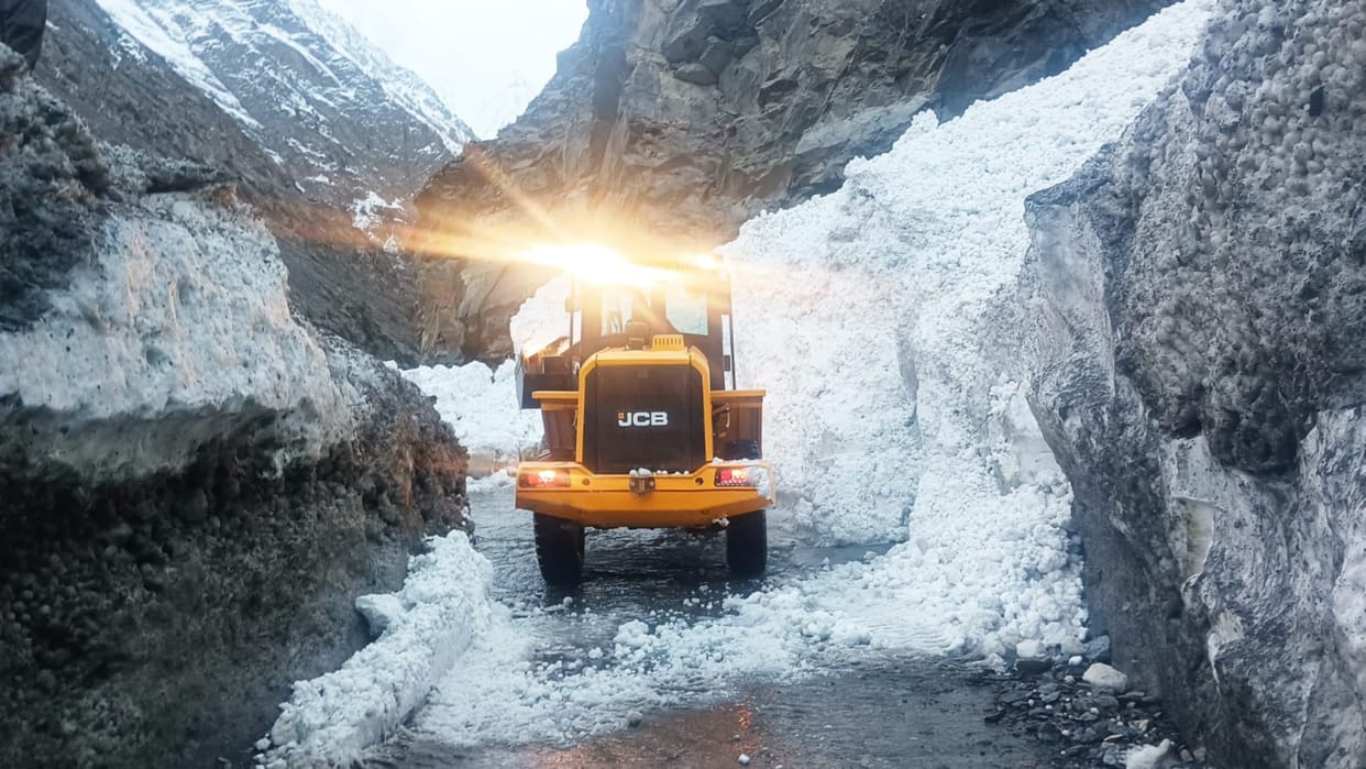 Kinnaur News: avalanche in kinnaur national highway blocked for 13 hours