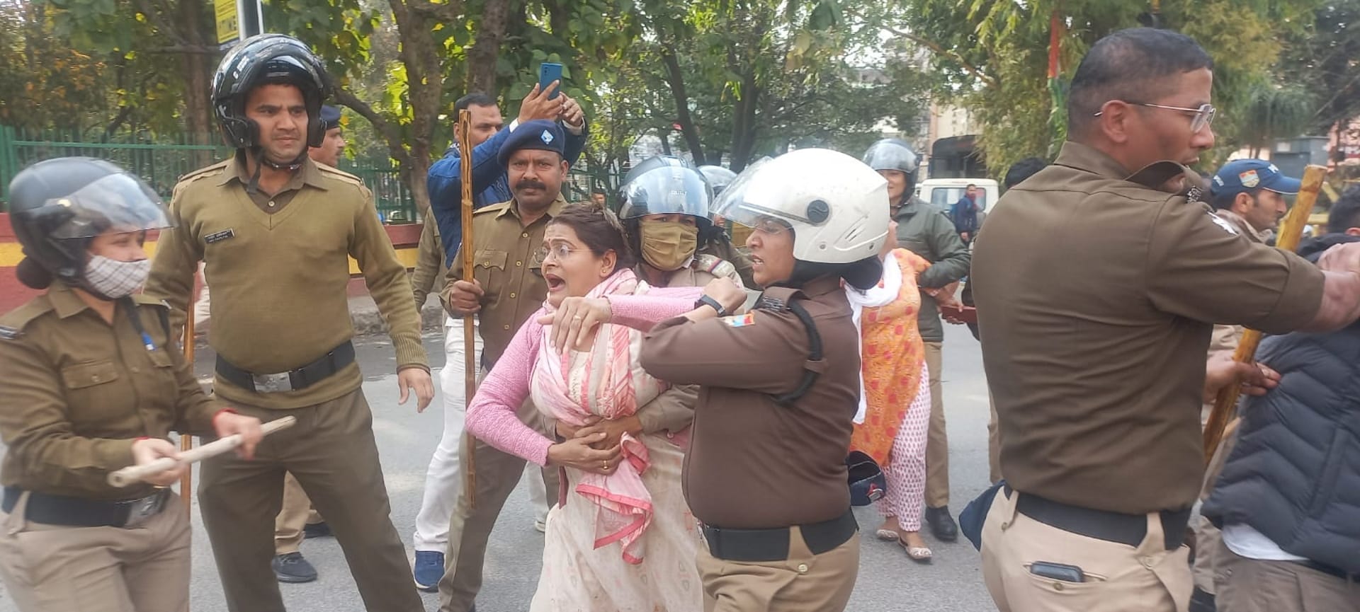 UKPSC Paper unemployed youth and Congress Protest continues against lathicharge Dehradun uttarakhand news