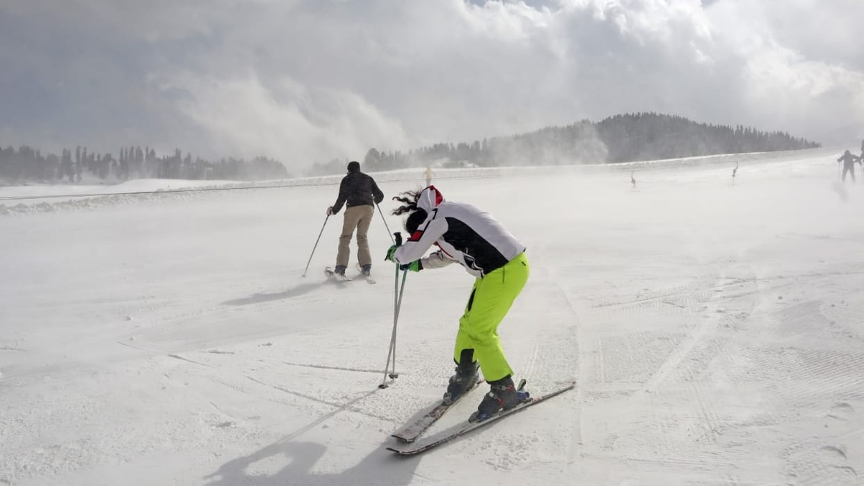 J&K Weather: Snowfall in valley for the third day snow storm in Gulmarg avalanche in Ganderbal