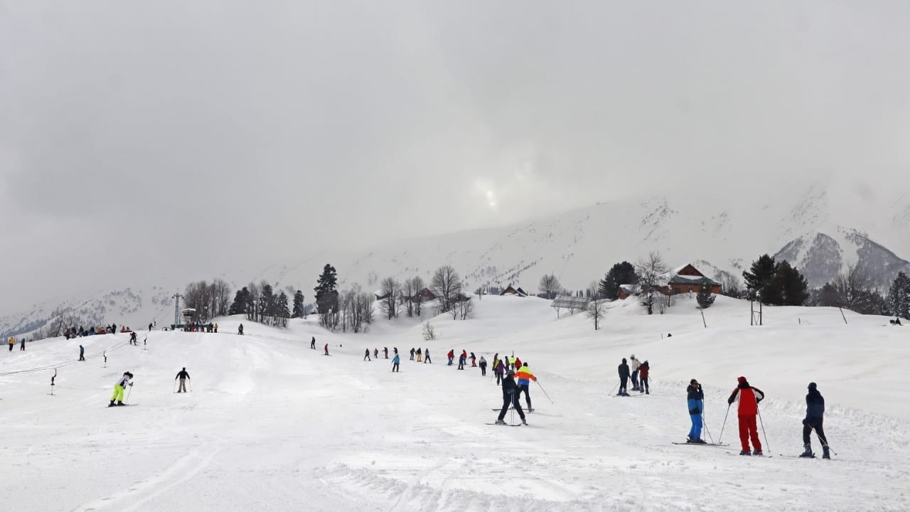 J&K Weather: Snowfall in valley for the third day snow storm in Gulmarg avalanche in Ganderbal