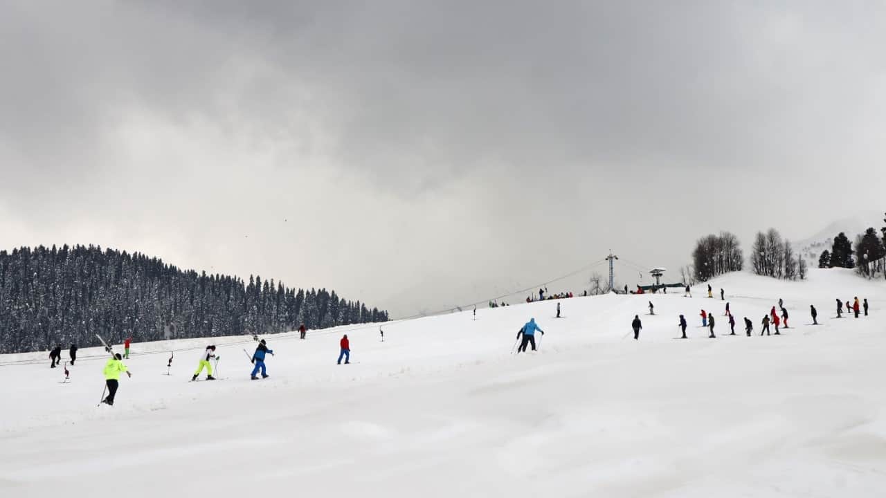 J&K Weather: Snowfall in valley for the third day snow storm in Gulmarg avalanche in Ganderbal