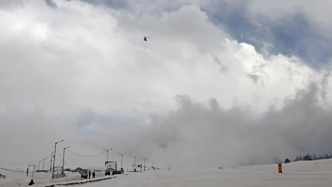 J&K Weather: Snowfall in valley for the third day snow storm in Gulmarg avalanche in Ganderbal