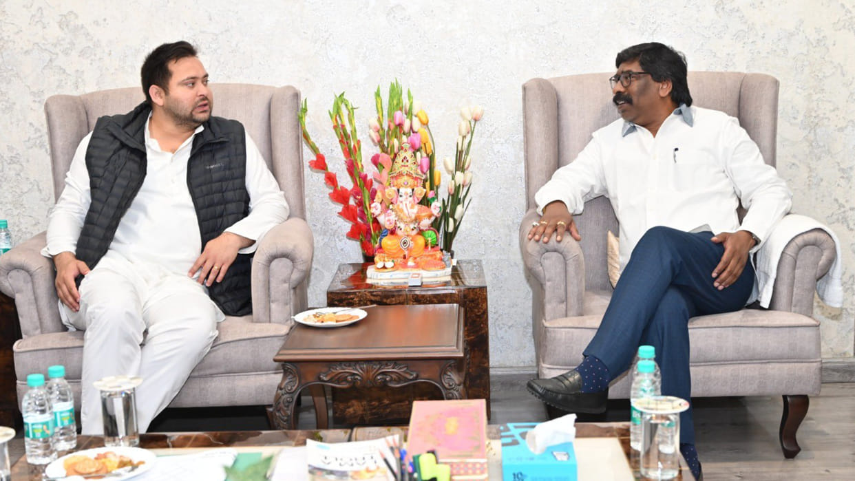 Jharkhand Tejashwi Yadav met Hemant Soren said  have to unite against communal forces