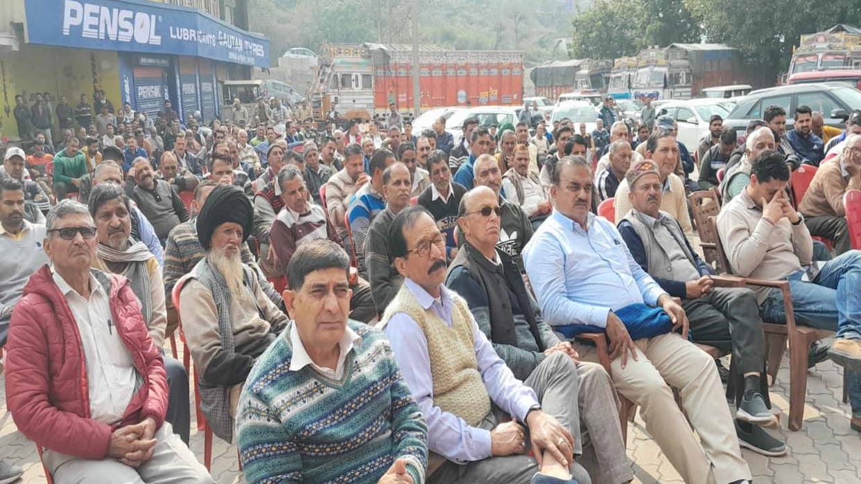 Cement dispute: Truck operator in Barmana on indefinite strike, meeting will be held again on Monday