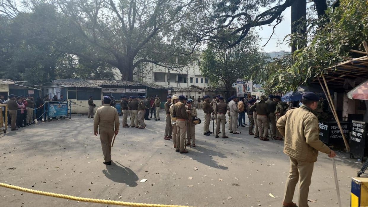 Attempt to commit suicide outside Raj Bhavan Dehradun Covid employee reached with petrol bottle