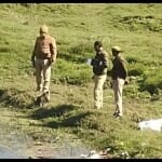 मौके पर जांच करती पुलिस
