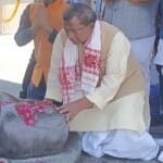 पंडित दीनदयाल की प्रतिमा को नमन करते  लक्ष्मण आचार्य