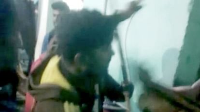 BIHAR: सीवान में दबंगों ने जबरन घर में घुस कर किया मारपीट, छेड़खानी का लगाया आरोप दबंगों के द्वारा जबरन घर में घुस कर मारपीट करते हुए
