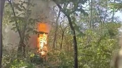 Chhattisgarh: नक्सलियों ने शिव मंदिर की पगडंडी पर लगाया तीन किलो का आईईडी विस्फोटक, जवानों ने किया निष्क्रिय जवानों ने डिफ्यूज किया आईईडी विस्फोटक।