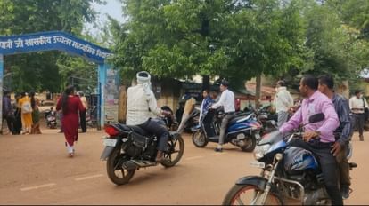 CGPSC Pre Exam: आरक्षण तय किए बिना भरे गए फार्म, 200 से अधिक पदों पर भर्तियां; पहली पाली की परीक्षा खत्म कवर्धा के स्वामी करपात्री हायर सेकेंडरी स्कूल के केद्र में परीक्षा देनेपहुचे अभ्यर्थी।
