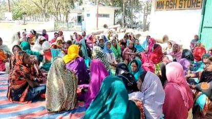 Korba: NTPC की राख से परेशान ग्रामीणों ने घेरा कार्यालय, कहा- 10 दिन में निजात नहीं मिली तो होगा उग्र आंदोलन एनटीपीसी कार्यालय के बाहर प्रदर्शन करते ग्रामीण।