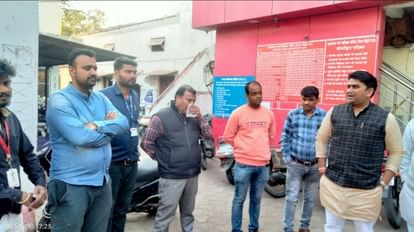 MP News: नगर पालिका अध्यक्ष की गंदगी फैलाने वालों को चेतावनी, बोले- कूड़ा फेंकने वालों का बनाओ वीडियो गंदगी फैलाने वालों पर नगर पालिका सख्त
