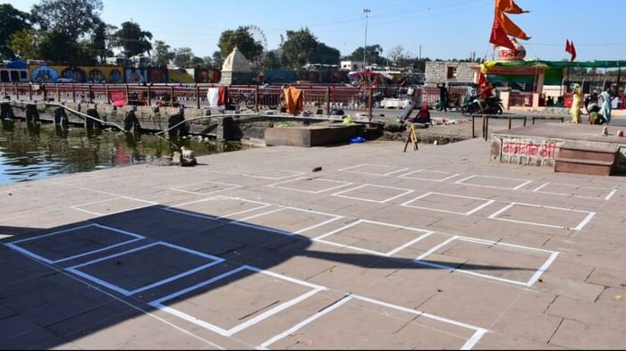 घाटों पर दीपों के लिए बनाए गए बॉक्स