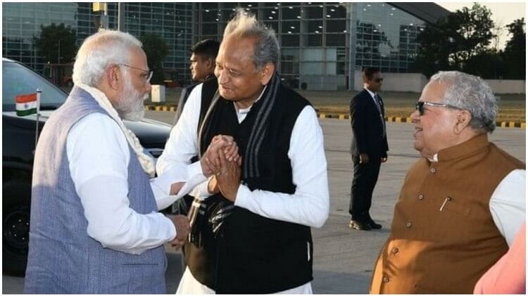 Rajasthan:pm मोदी को राज्यपाल मिश्र और सीएम गहलोत ने दी विदाई, सांसद दीया  ने भी जयपुर एयरपोर्ट पर की मुलाकात - Governor Kalraj Mishra And Cm Ashok  Gehlot Bid Farewell To Pm