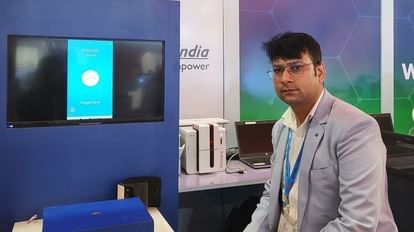 Mobile Health ATM: ग्रामीणों को आसानी से स्वास्थ्य सुविधाएं देने के लिए बनाया मोबाइल हेल्थ एटीएम हेल्थ एटीएम के बारे में जानकारी देते कौशलेंद्र।