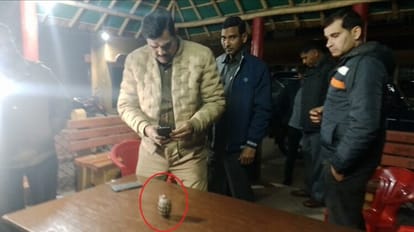 Meerut: परीक्षितगढ़ के लोधीपुरा अनूपशहर नहर में मिला हैंड ग्रेनेड, फंसा था पत्थरों के बीच पुलिस ने हैंड ग्रेनेड को कब्जे में लिया