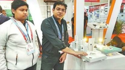 प्रदर्शनी में अपने उत्पाद के बारे में बताते अपार गुप्ता।