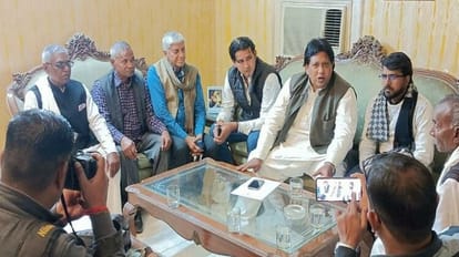 Aligarh News: लोकदल प्रमुख सुनील सिंह ने कही प्रधानों के हक की लड़ाई लड़ने की बात, 26 साल से हैं संघर्षरत पत्रकारों से वार्ता करते लोक दल प्रमुख सुनील सिंह