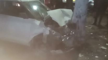 Korba: तेज रफ्तार कार का कहर; दो बाइक, एक डग्गा वाहन और राहगीर को चपेट में लेते हुए पेड़ से टकराई पेड़ से टकराई कार