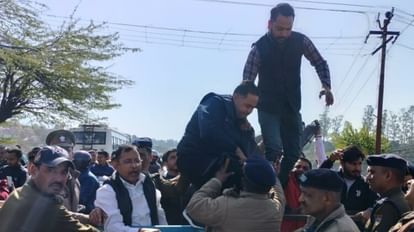 Uttarakhand: कालसी जा रहे सीएम धामी को दिखाए काले झंडे, हिरासत में लिए गए बीस से ज़्यादा कांग्रेस कार्यकर्ता सीएम के कार्यक्रम के दौरान प्रदर्शन करते कांग्रेसी।