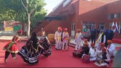 राजस्थानी नृत्य प्रस्तुत करते कलाकार