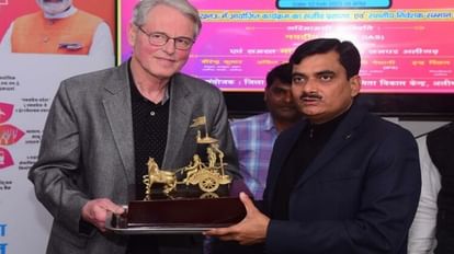 स्पेन निवासी जॉन रौजर पीकॉक को सम्मानित करते डीएम इंद्र विक्रम सिंह